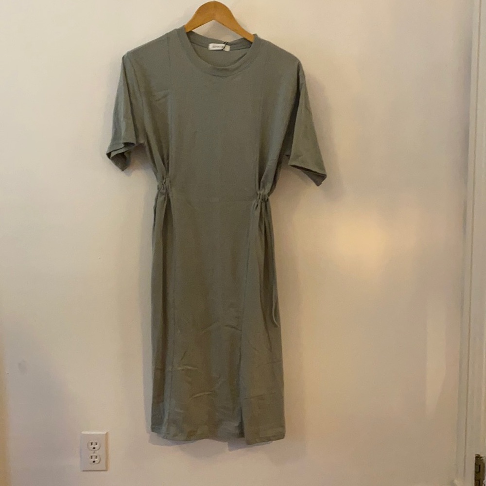 Cool midi tshirt dress.